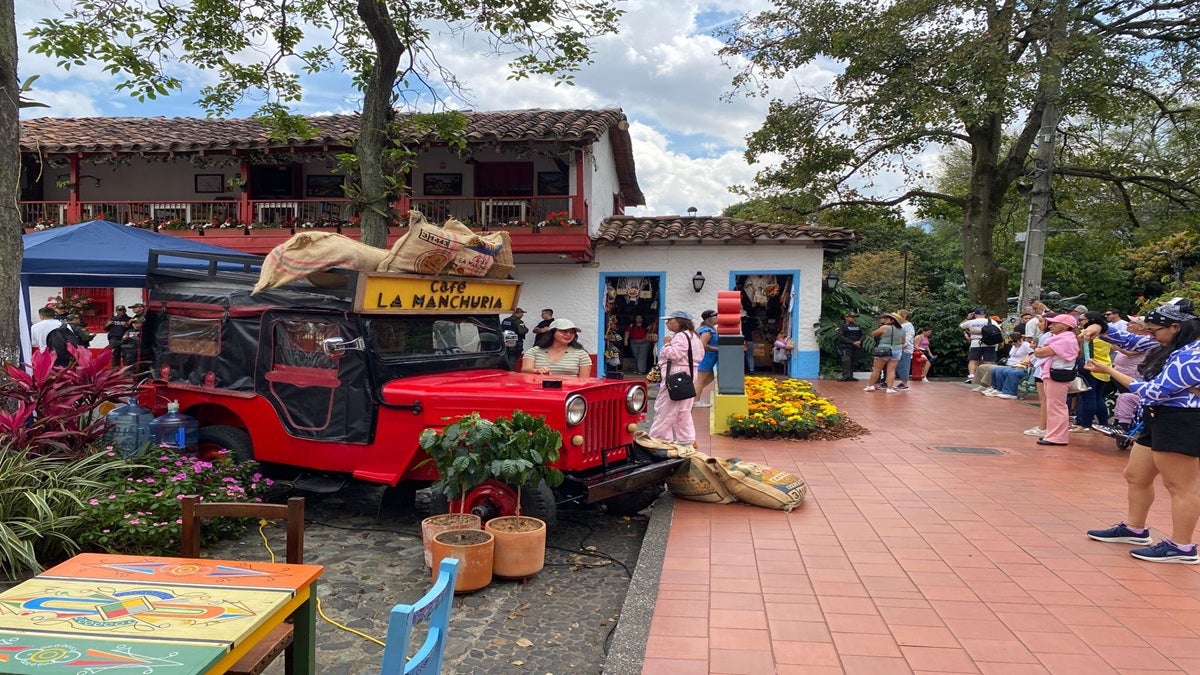 Más de 2 mil flores fueron sembradas en el Pueblito Paisa para que los turistas disfruten de este tradicional espacio de la ciudad