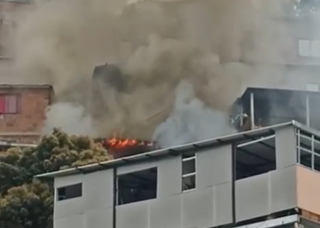 Tres viviendas resultaron afectadas en voraz incendio en Villatina