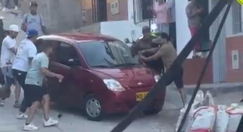 Intento de linchamiento contra mujer que habría envenenado a una perrita desató caos en Robledo Aures, Medellín