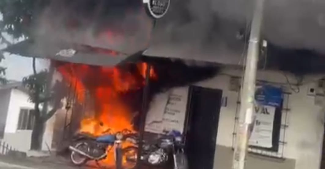 Incendio en taller de motos en Medellín