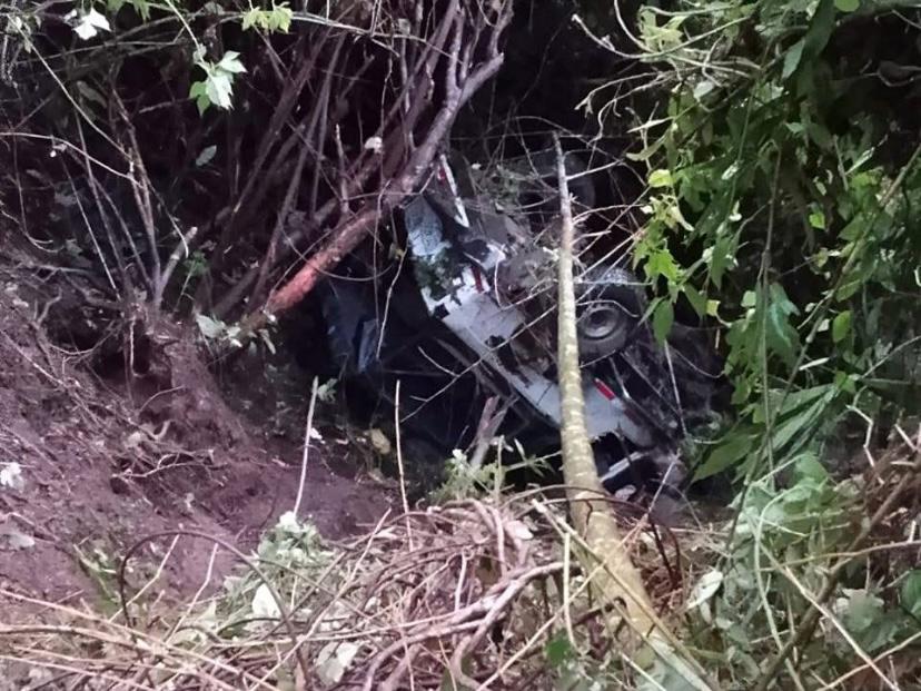 Camioneta cae a un abismo de 50 metros en Cañasgordas: siete heridos, uno de gravedad