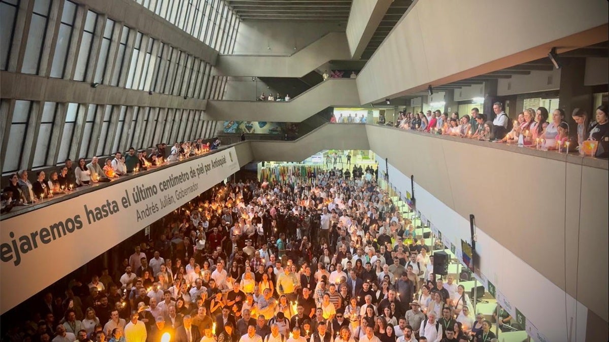 “Tu nombre y tu vida quedarán grabados en el tiempo, como un canto a la democracia y a la libertad”; manifestaron ciudadanos de Medellín.
