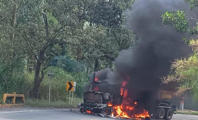 Invasión de carril provocó accidente fatal en Antioquia: motociclista murió y camión de EPM se incendió