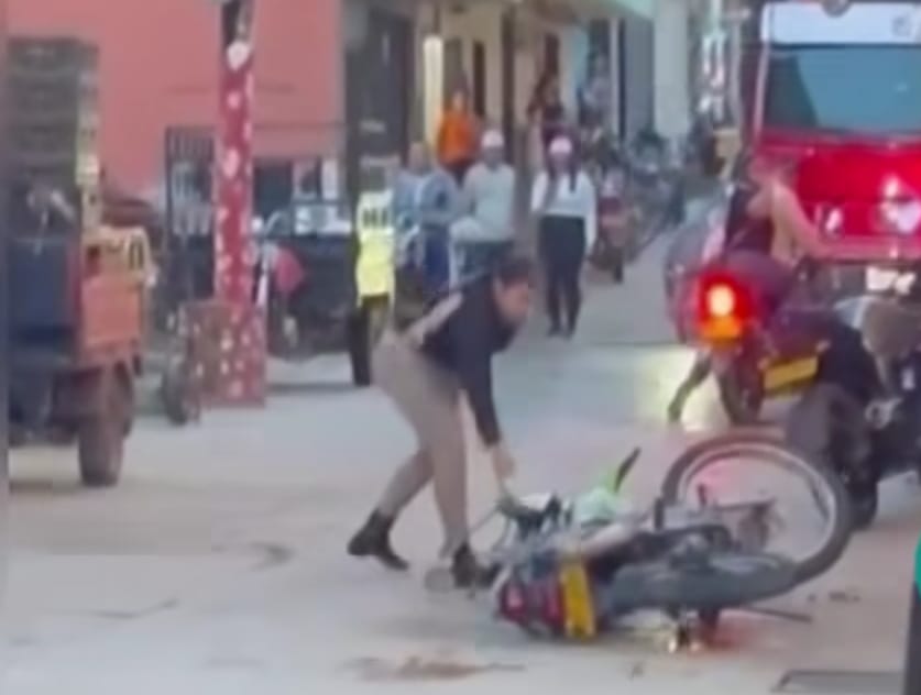Mujer despechada no toleró que le terminaran y quemó la moto de su novio en San Roque, Antioquia