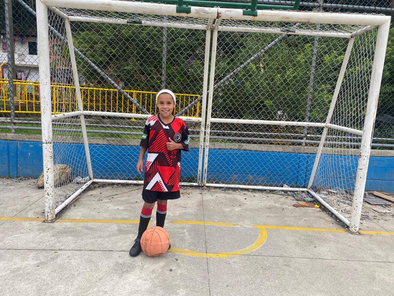 Con un balón viejo y un corazón gigante, Ana María, la futbolista paisa de 10 años que conquistó a “Pacho” Maturana