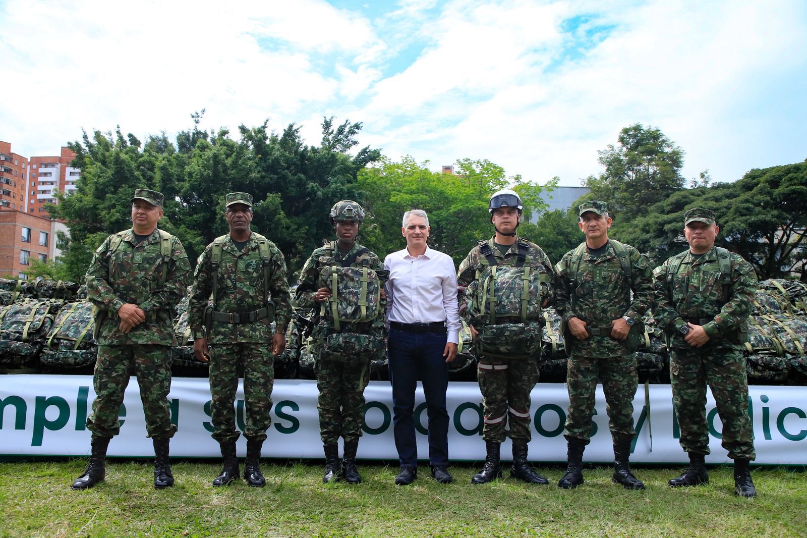 Gobernación de Antioquia entregó 500 morrales al Ejército con recursos de la Tasa de Seguridad