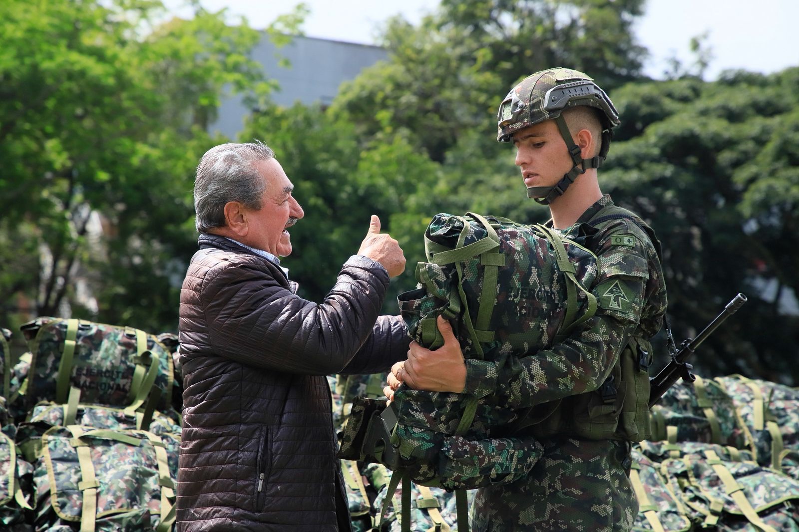 Gobernación de Antioquia entregó 500 morrales al Ejército con recursos de la Tasa de Seguridad