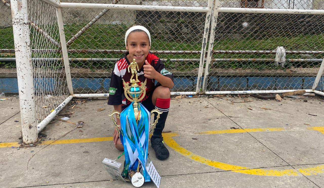 Con un balón viejo y un corazón gigante, Ana María, la futbolista paisa de 10 años que conquistó a “Pacho” Maturana