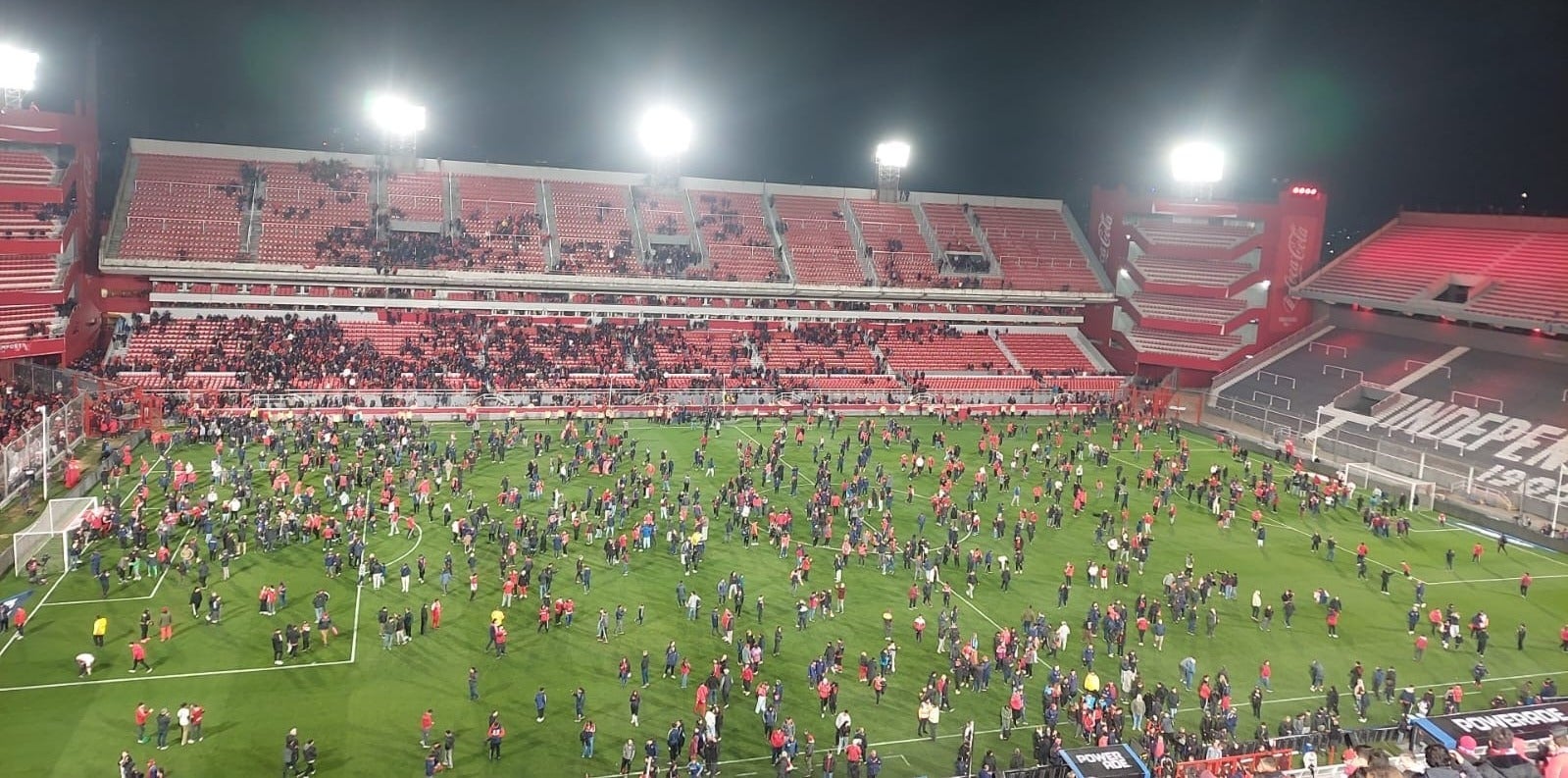 Entre los elementos que fueron utilizados para los ataques también se vieron baldones, palos, mampostería y hasta inodoros completos.