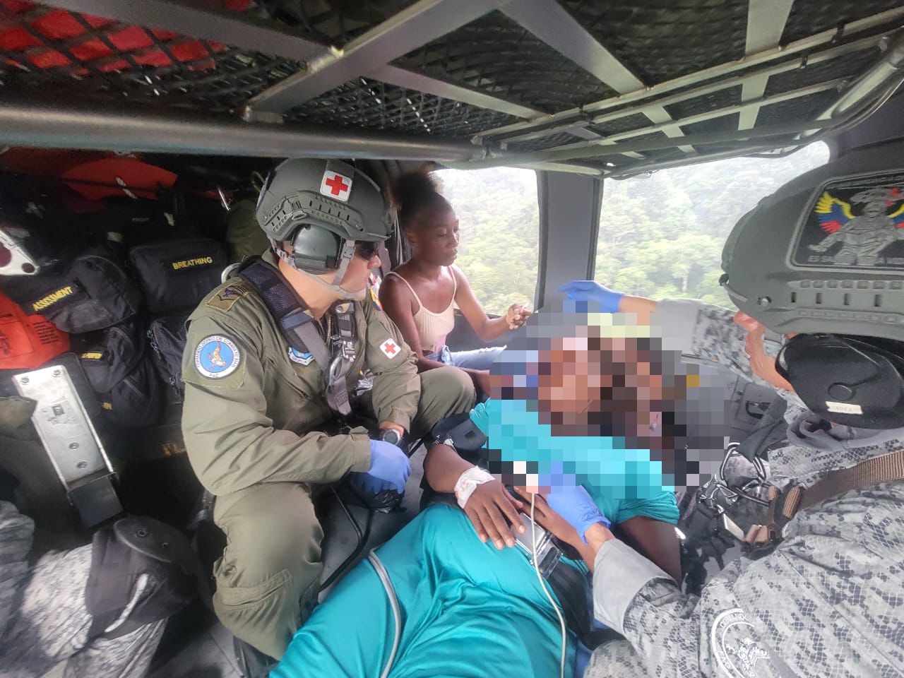 Mujer embarazada en estado crítico fue evacuada desde zona rural de Urrao hasta Medellín en una misión humanitaria