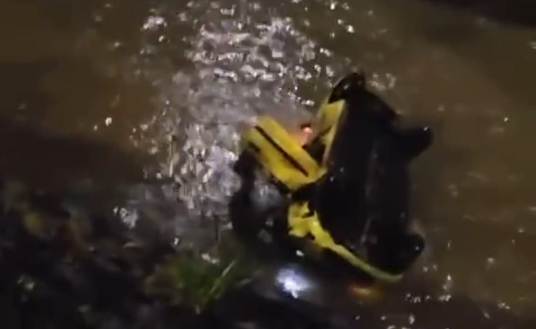 Taxista se salvó de milagro al caer al río Medellín