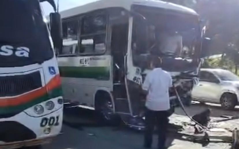 Accidente entre bus y camión de basura deja 20 heridos en la vía Barbosa–Girardota; investigan exceso de velocidad o falla mecánica