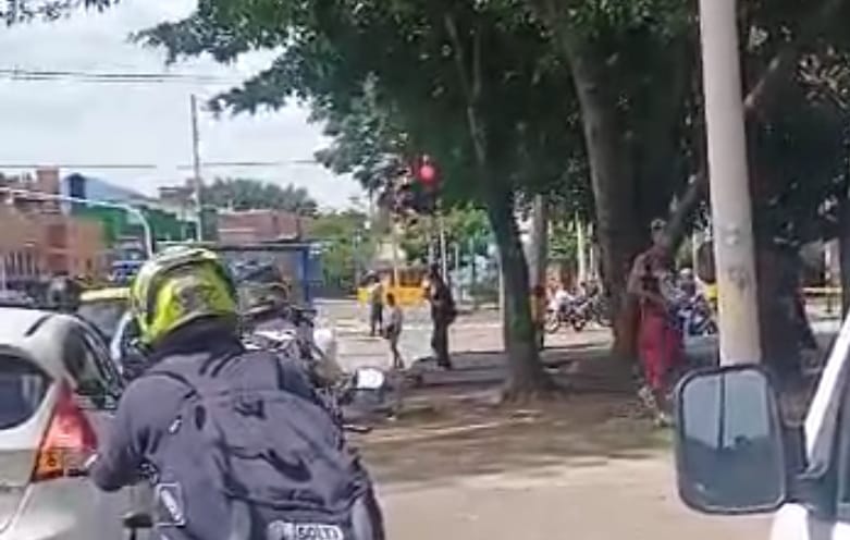 En las afueras de la Universidad de Antioquia se siente tensión por cuenta de varios encapuchados