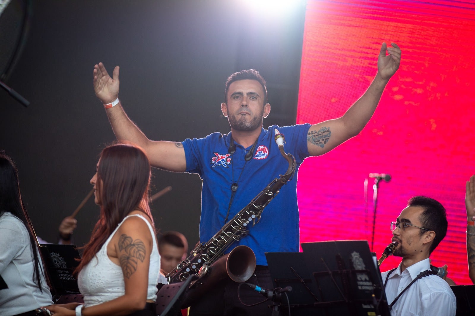 Hinchas del Dim y Nal se unen y dan un mensaje de paz al país