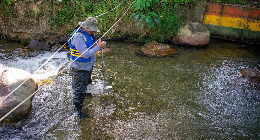 Campaña de monitoreo en el río Aburrá–Medellín evalúa calidad del agua en 42 puntos clave