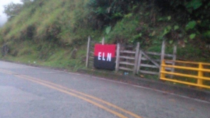 Banderas el ELN en vía Quibdó Medellín
