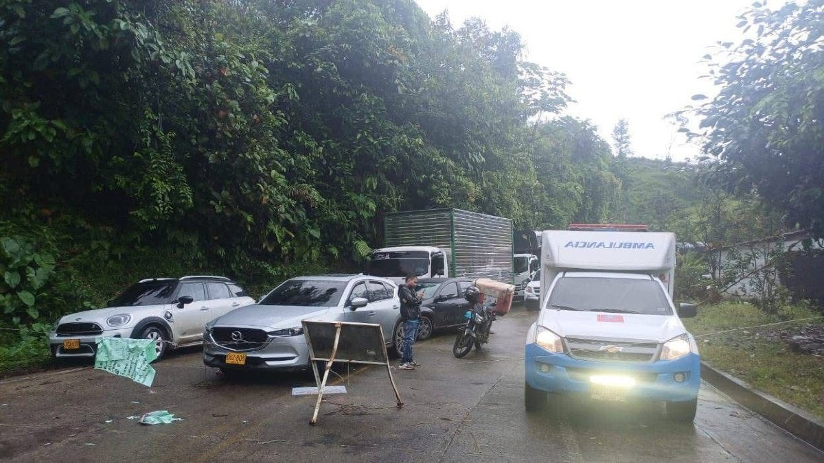 Bloqueo vía Quibdó Medellín por parte de comunidad indígena