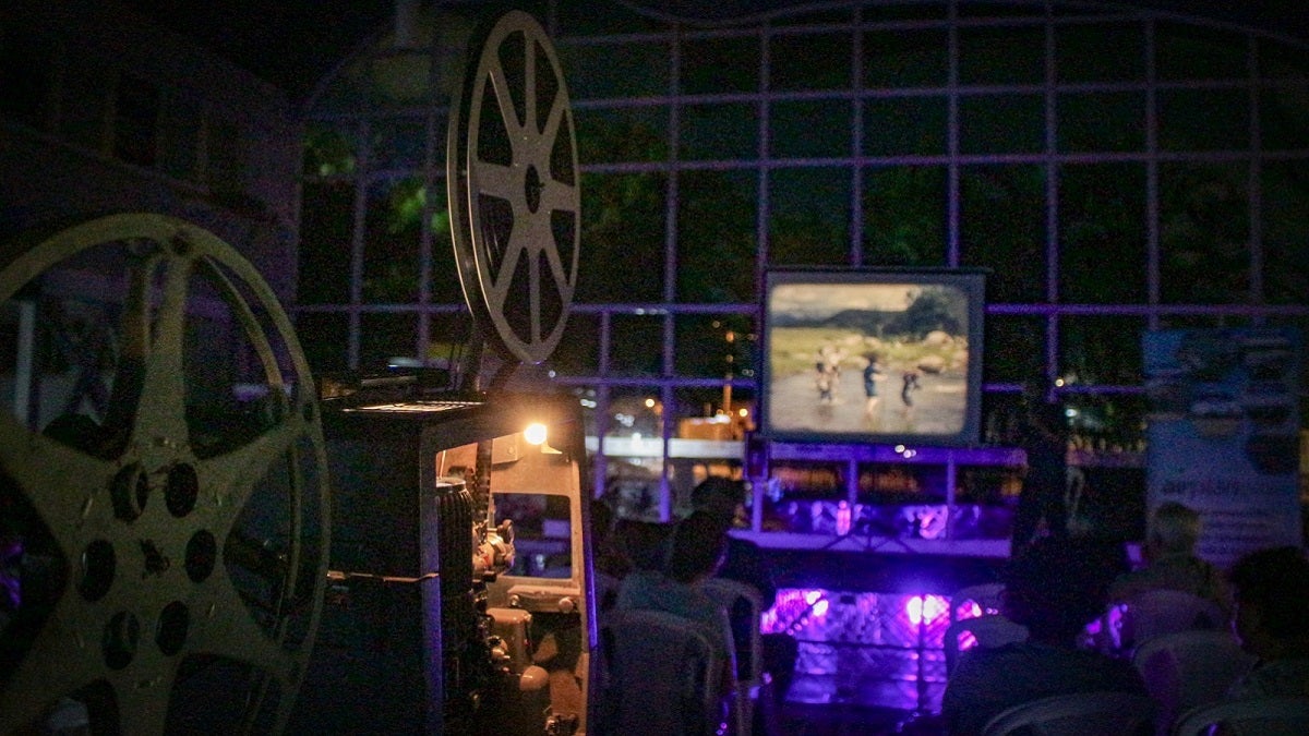 Proyección de documental en el aeropuerto Olaya Herrera de Medellín