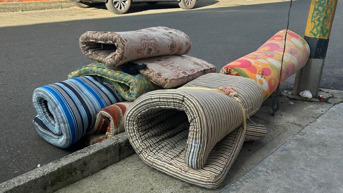 Colchones abandonados en La Ceja, Antioquia
