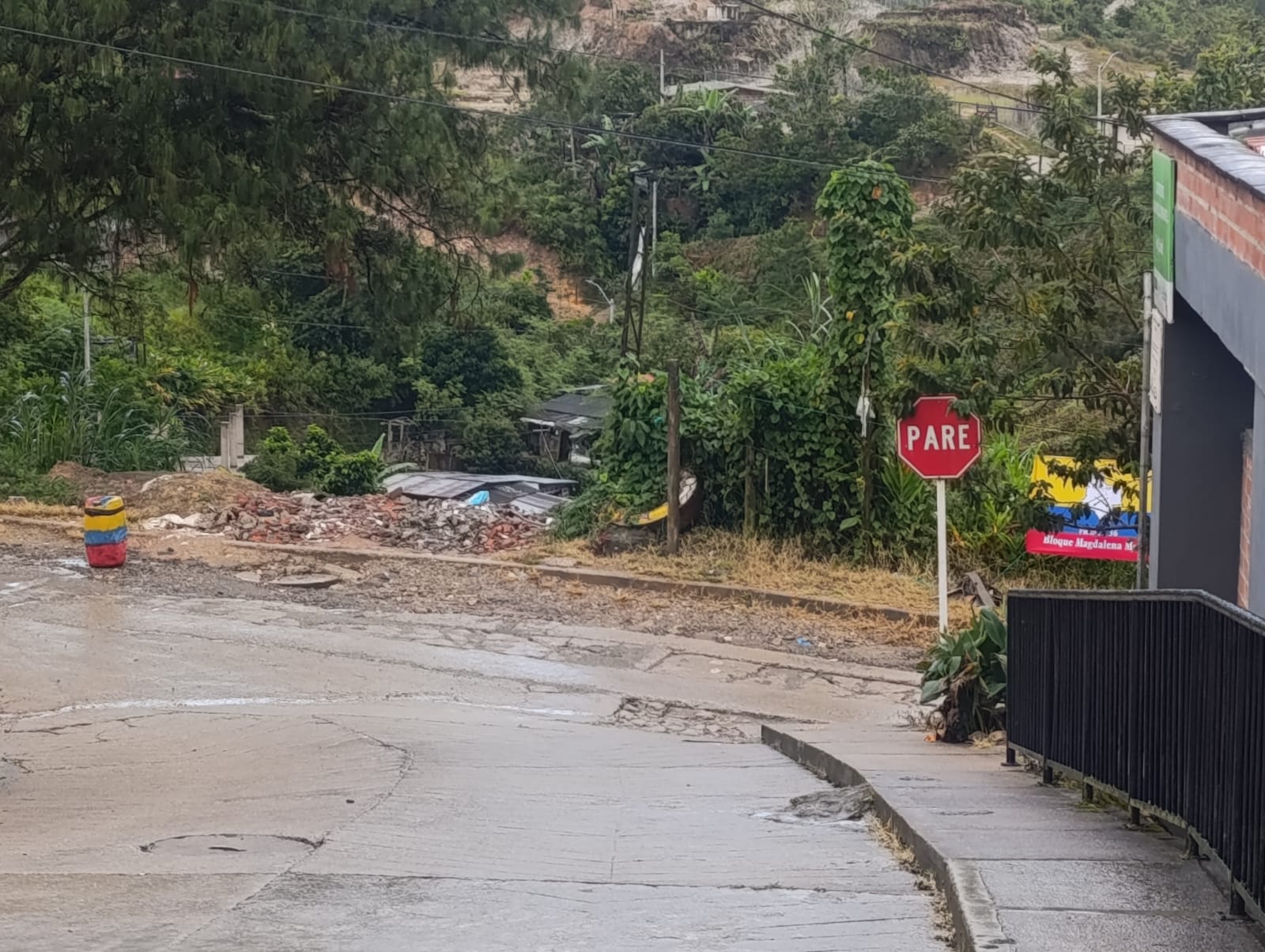 Cilindro con bandera de las disidencias frente a jardín infantil en Anorí