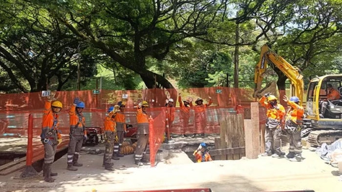 Construcción de la red subterránea que conducirá la energía al Metro de la 80