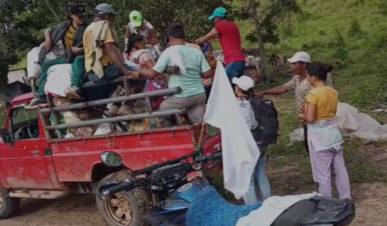 Combates en Bolívar desplazaron a 500 personas a Antioquia; 3 civiles al parecer habrían muerto