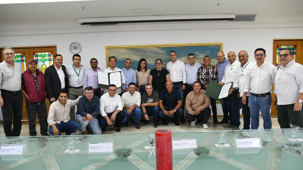 Firman acuerdos para mejorar trámites catastrales en Antioquia