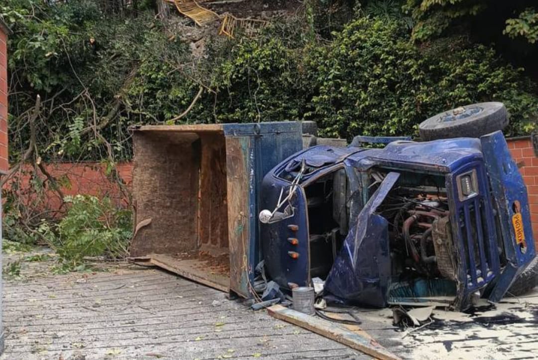 Grave accidente de tránsito: Volqueta perdió el control y terminó en una unidad residencial