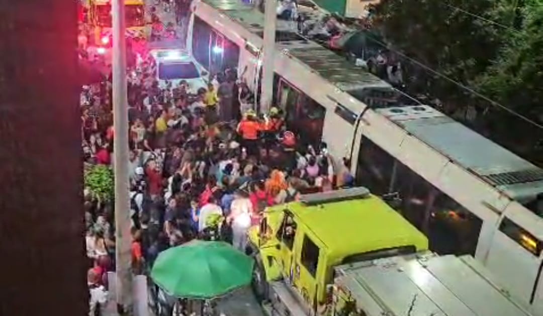 Increíble: Un motociclista quedó atrapado entre el tranvía y un poste en Medellín