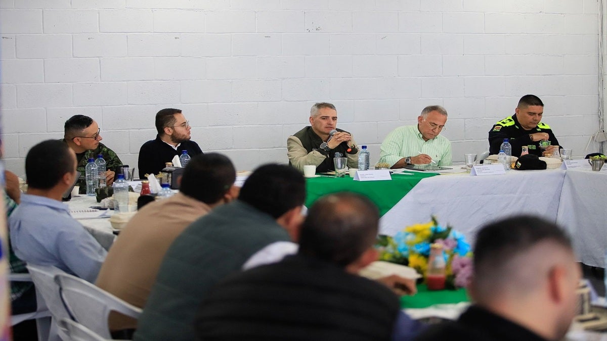 Secretario de Seguridad informa que helicóptero que transportaba al gobernador de Antioquia fue intimidado con drones