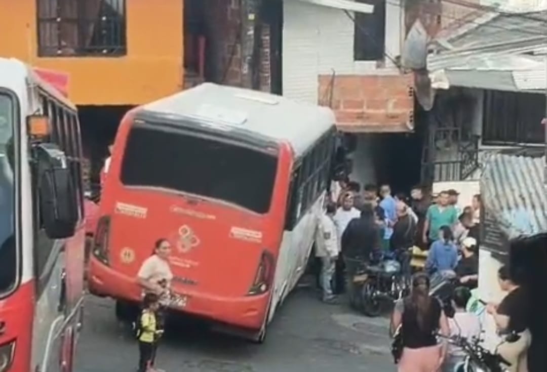 Bus sin frenos arrolló a motociclista en Medellín: el conductor se salvó de milagro en el barrio Carpinelo