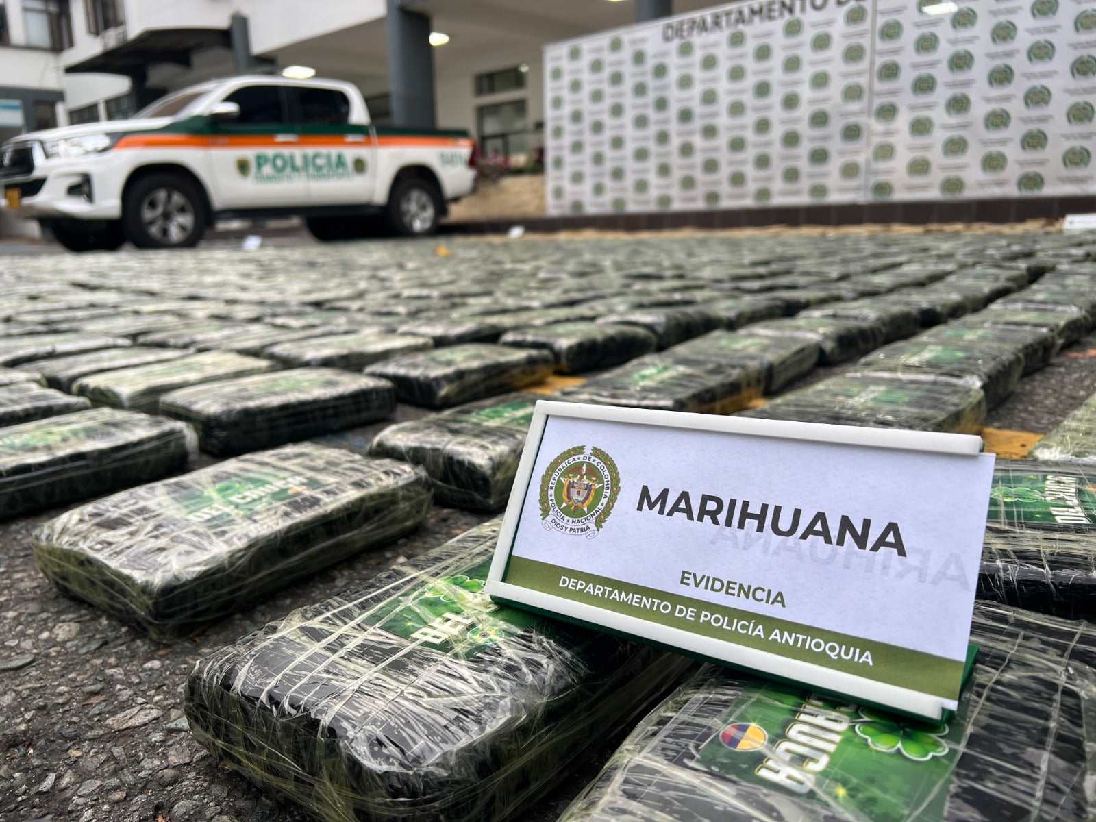 Incautan más de una tonelada de marihuana camuflada en un camión en Caldas; la droga está avaluada en más de mil millones de pesos