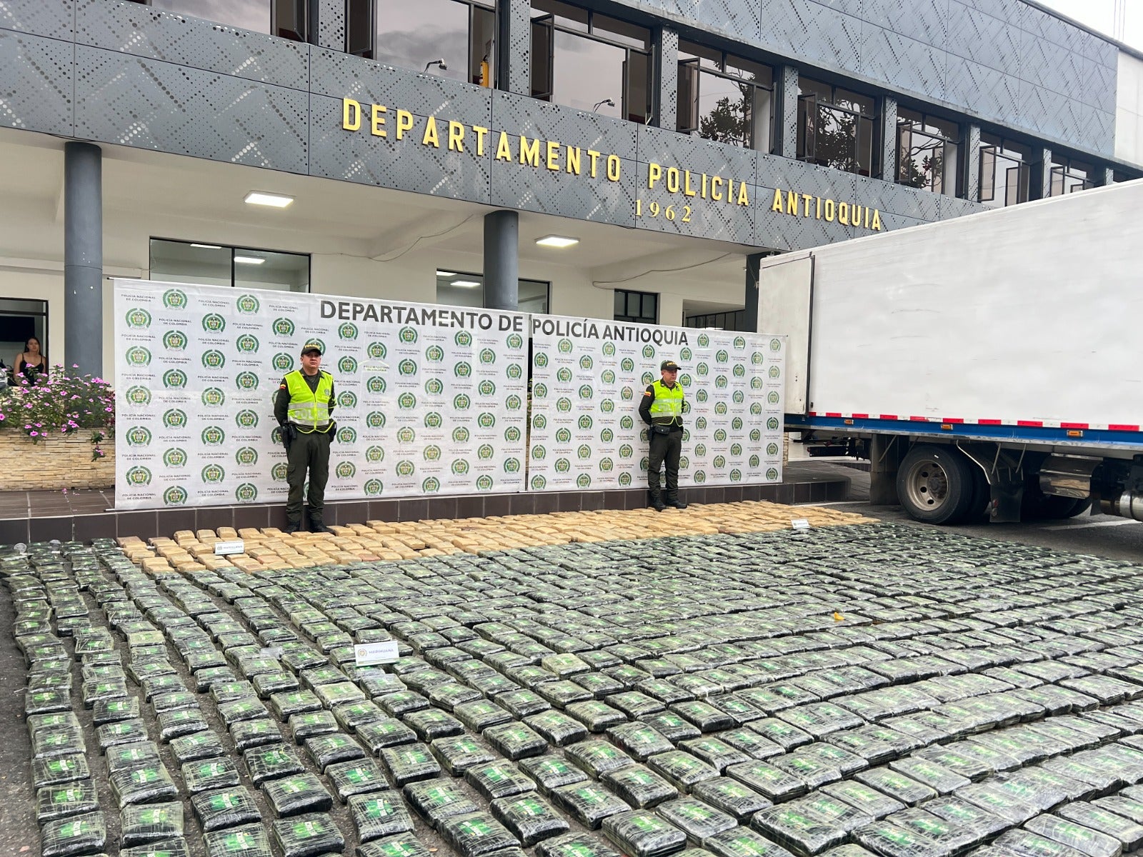 Incautan más de una tonelada de marihuana camuflada en un camión en Caldas; la droga está avaluada en más de mil millones de pesos