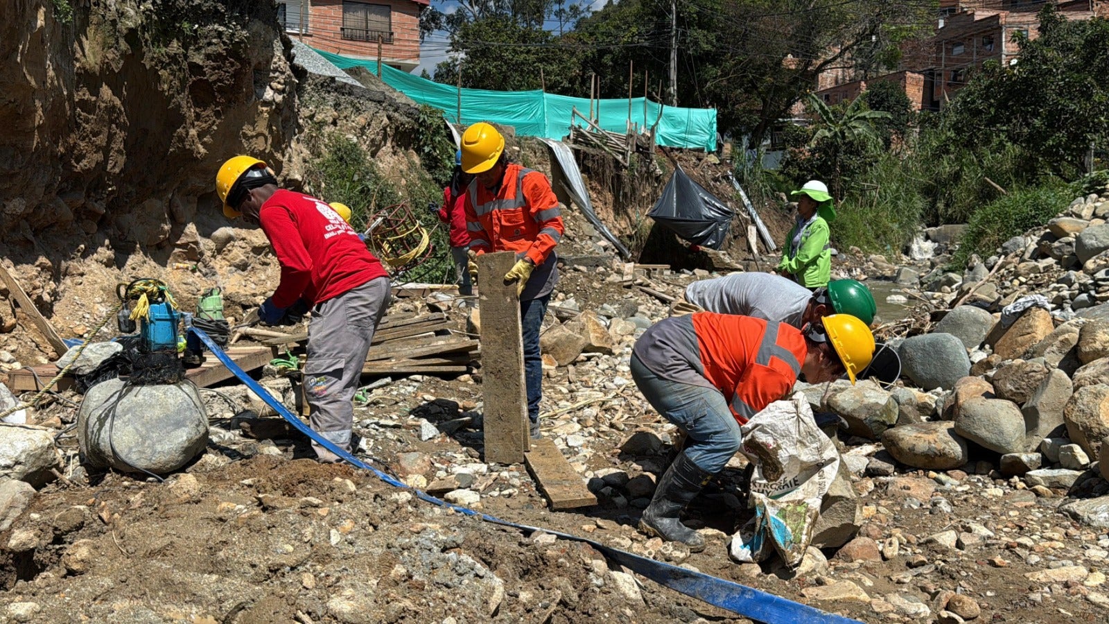 Con 285 volquetas de residuos retiradas, Medellín refuerza quebradas para enfrentar nueva temporada de lluvias