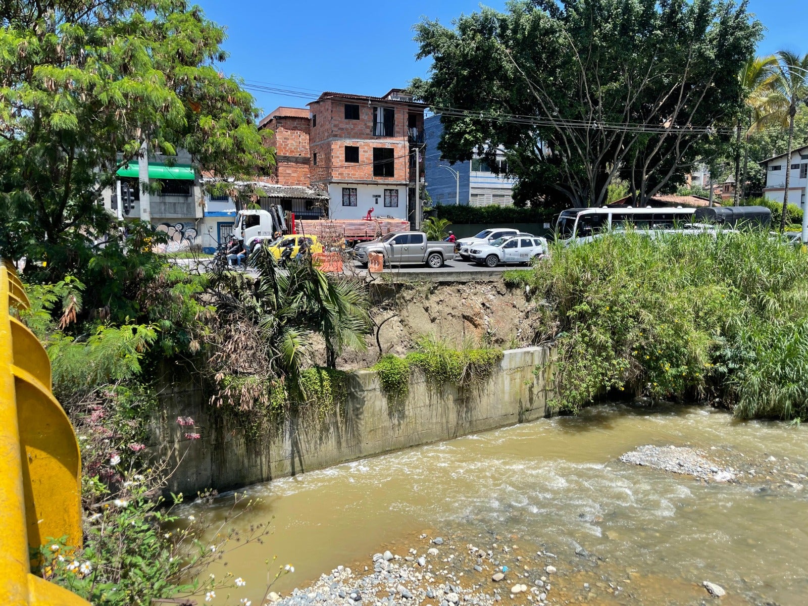 Con 285 volquetas de residuos retiradas, Medellín refuerza quebradas para enfrentar nueva temporada de lluvias