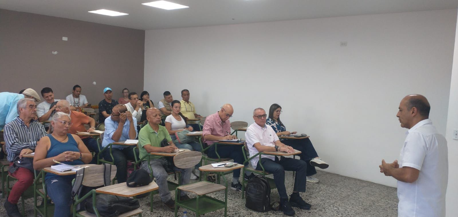 "Economía popular con iniciativas comunales".