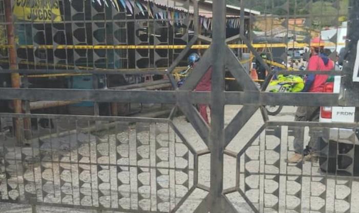 Cuatro sicarios en moto asesinaron a dos hombres dentro de un parqueadero en El Santuario