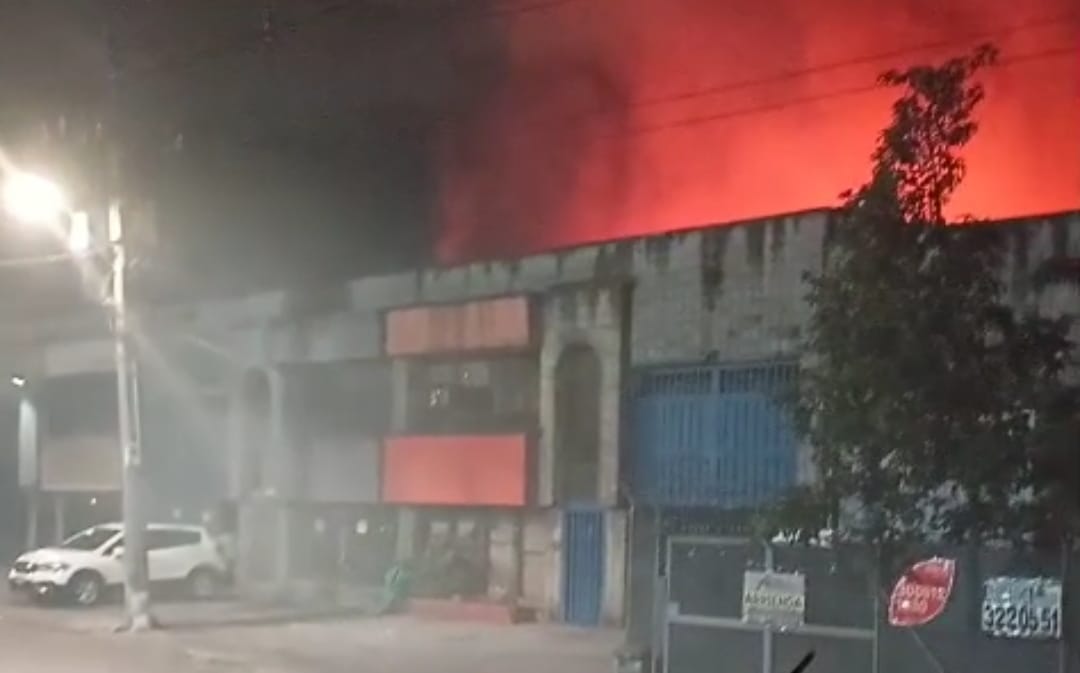 Voraz incendio consumió un edificio de tres niveles en Guayabal