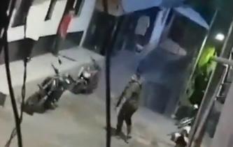 Briceño: Tras hallazgo de 4 kilos de explosivos dentro de una casa, la Fuerza Pública fue recibida a tiros