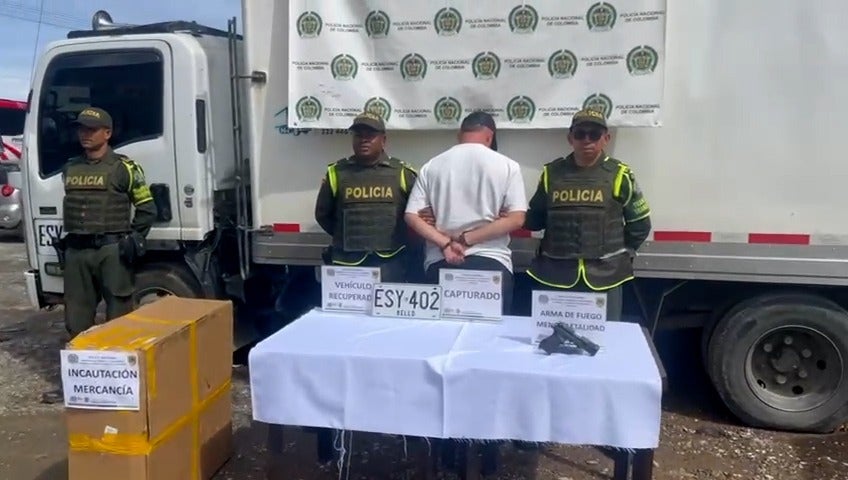 [FOTOS] Tras persecución, recuperan camión robado con 7 toneladas de carne y placa alterada