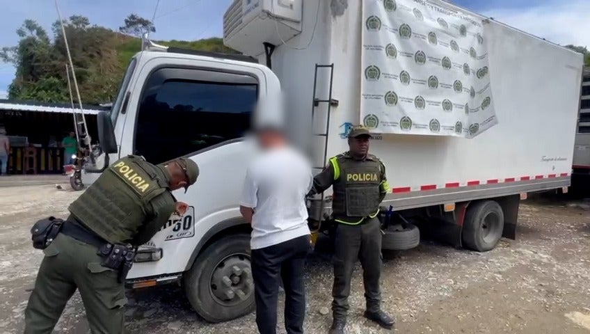 [FOTOS] Tras persecución, recuperan camión robado con 7 toneladas de carne y placa alterada