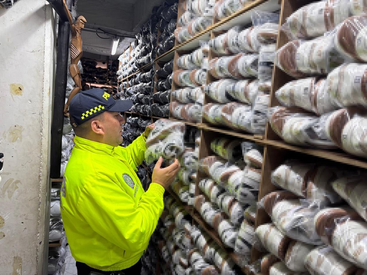 Decomiso de mercancía de contrabando en el centro de Medellín