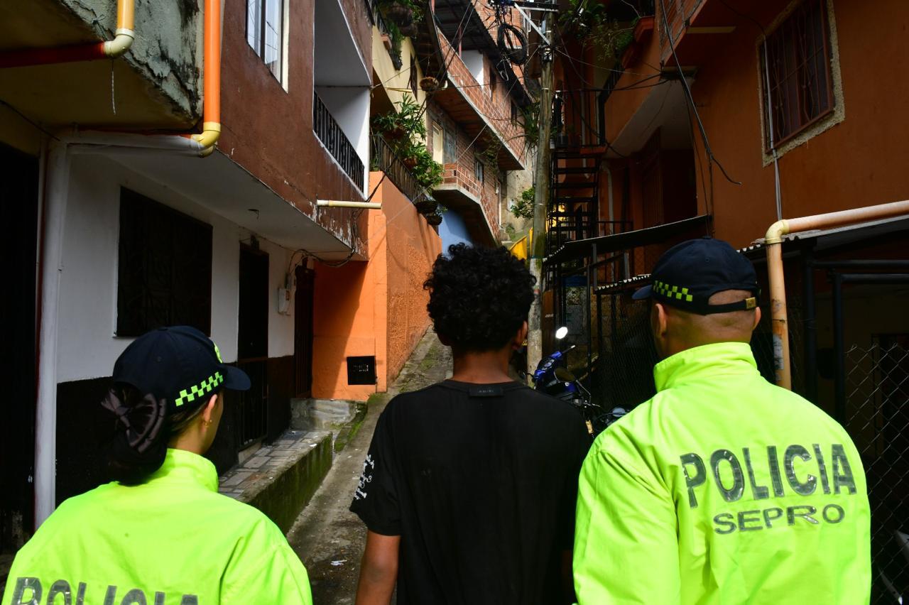 Aprehensión de un joven por el reto viral del "corte" en Medellín