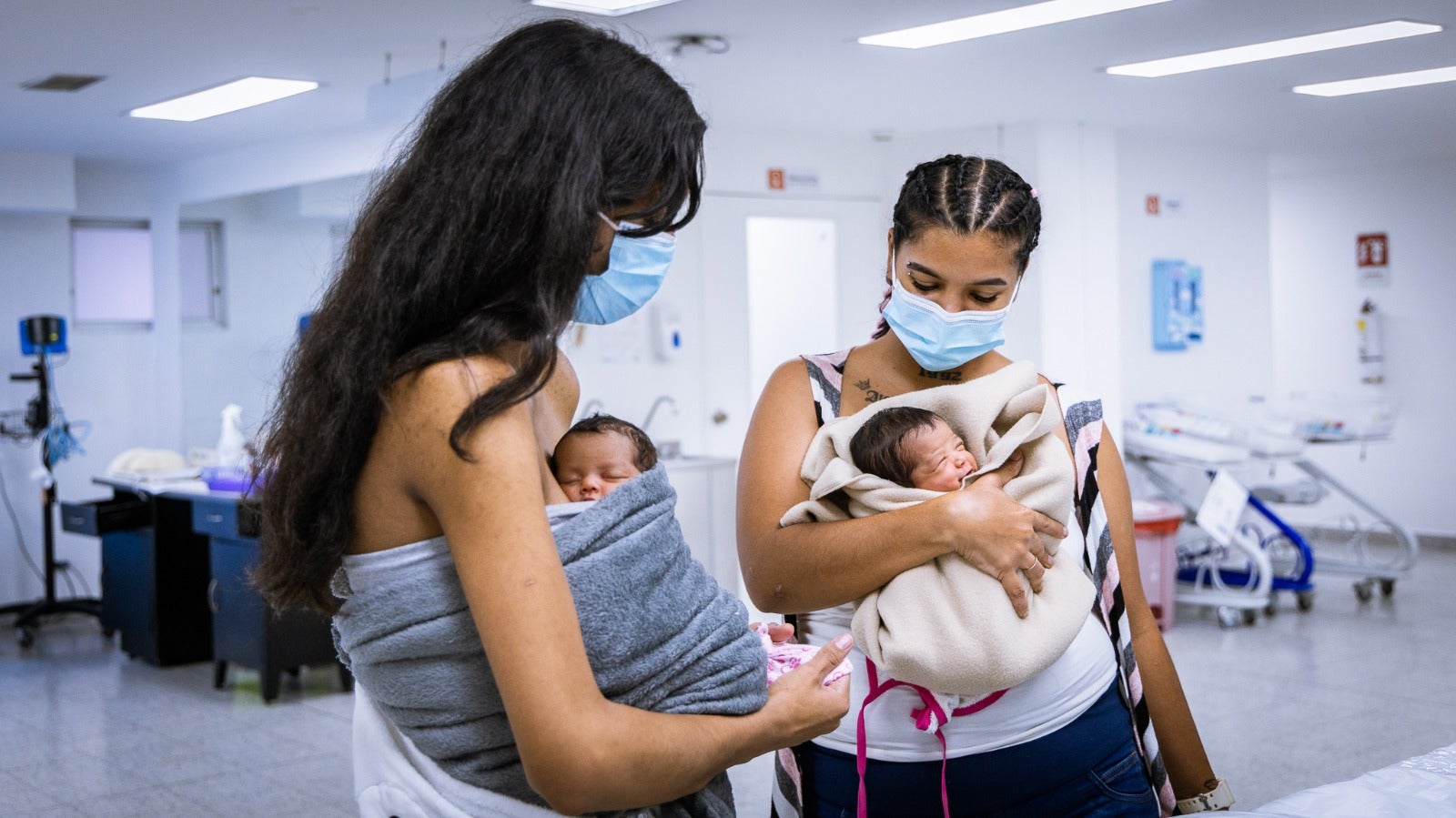 Empresa de taxis de Medellín regalará 100 vales a madres canguro para citas vitales con sus hijos prematuros