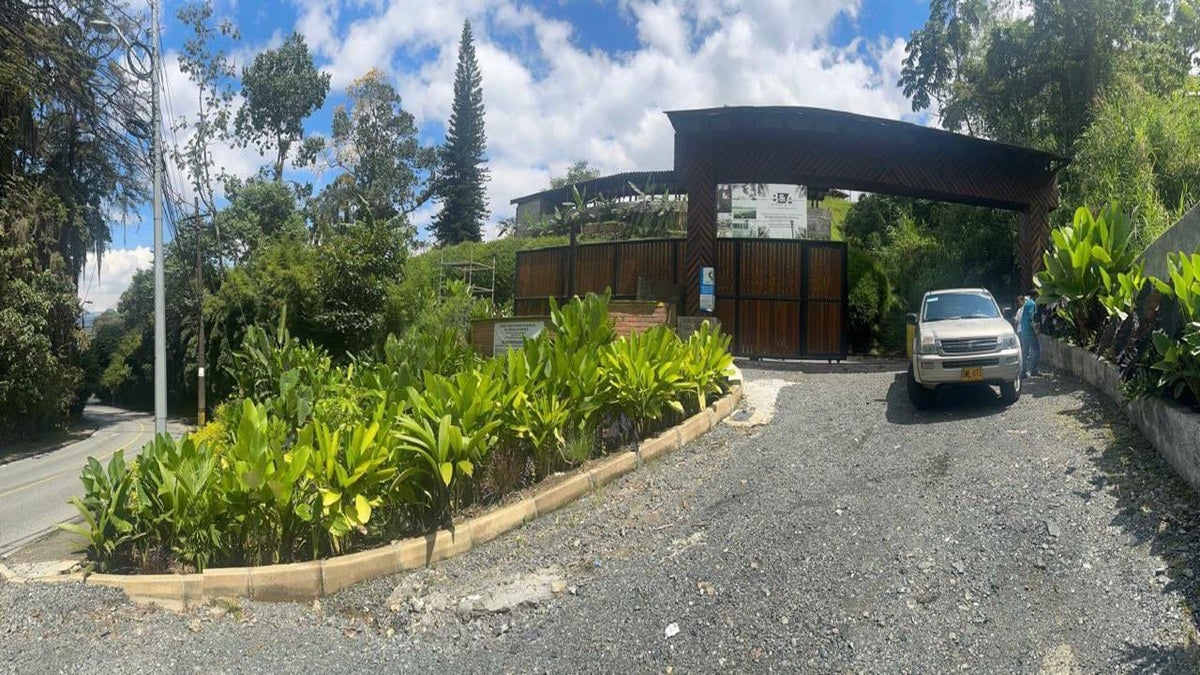 Suspenden obras en glamping en lote del exgobernador Luis Pérez y su familia, vecino del terreno Aguas Vivas