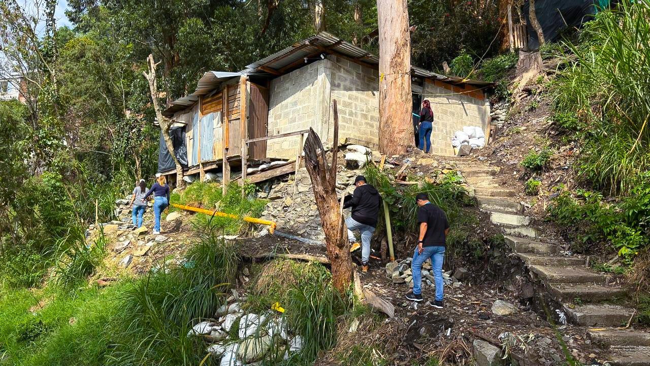 Detectan 21 familias en riesgo por construcciones ilegales en El Picacho, Medellín
