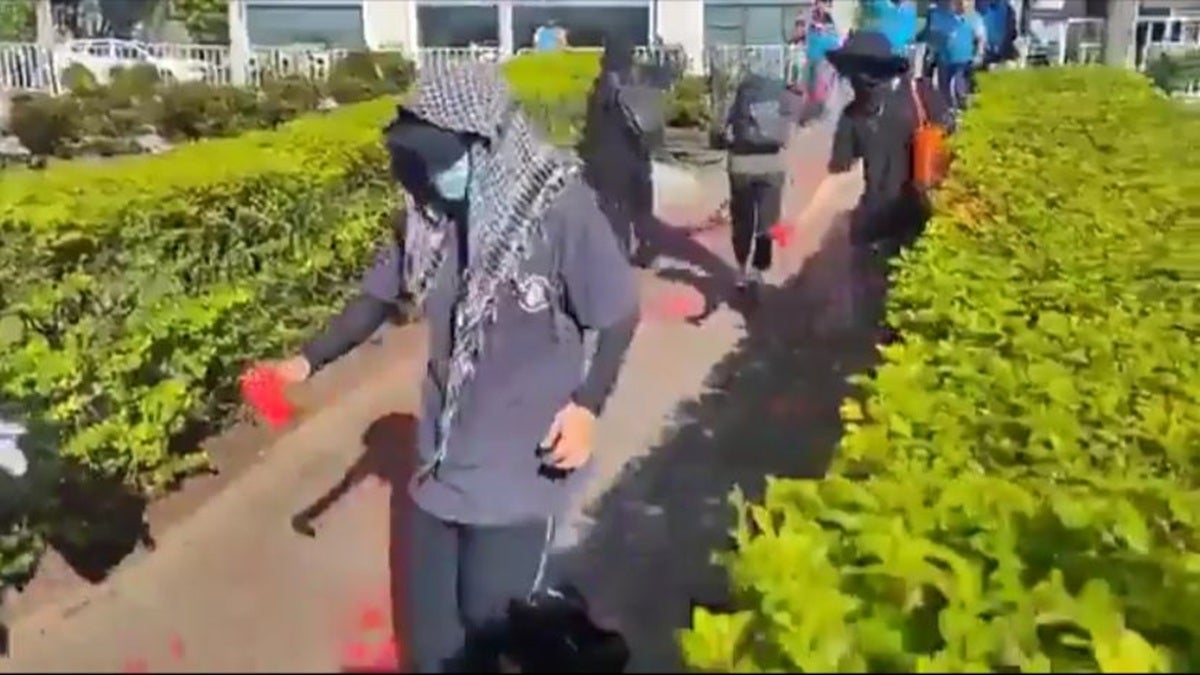 Encapuchados intentaron ingresar a la fuerza a la sede de la ANDI en Medellín. Autoridades atienden la situación