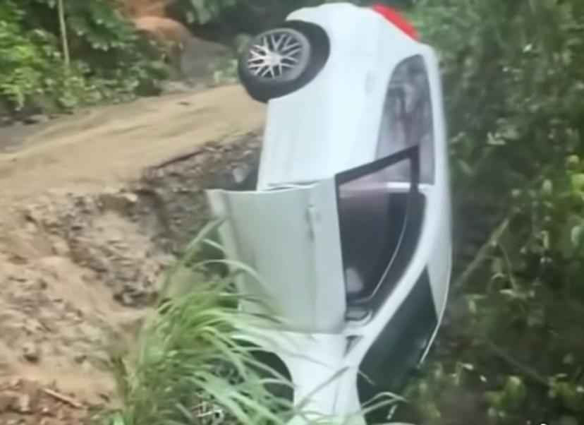 Tras deslizamiento en Titiribí, camioneta queda suspendida en el aire; ocupantes se salvan de milagro