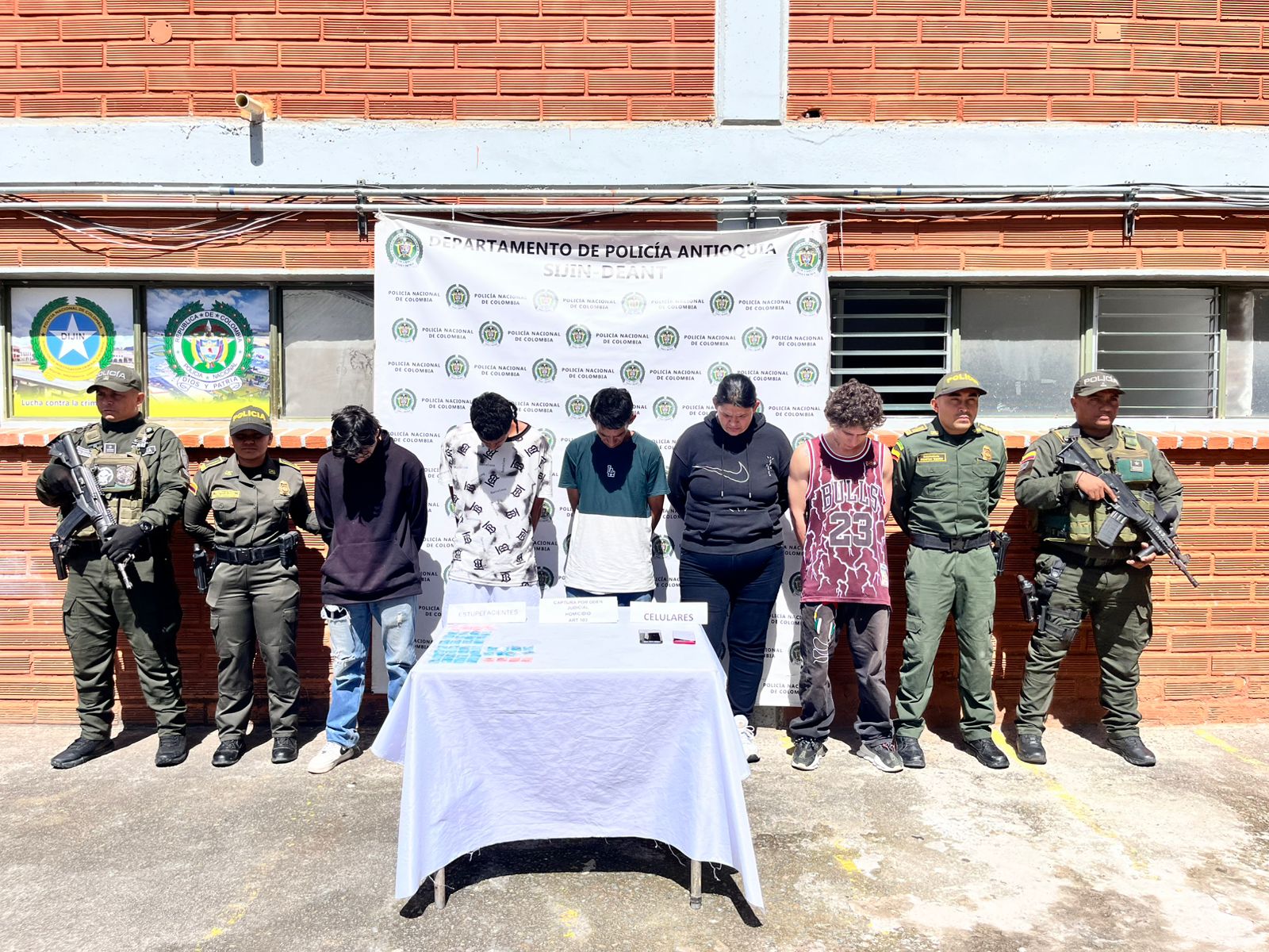 Cárcel para cinco hombres señalados de estrangular y envolver en cobijas a un joven en Rionegro