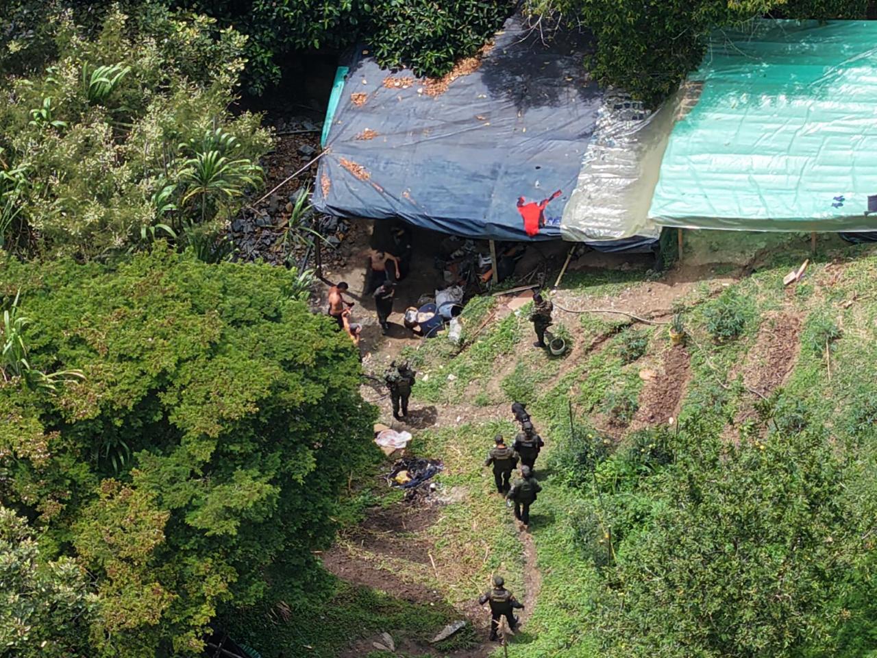 [FOTOS] Desmantelan socavón ilegal en Girardota: capturados cuatro hombres extrayendo oro con explosivos